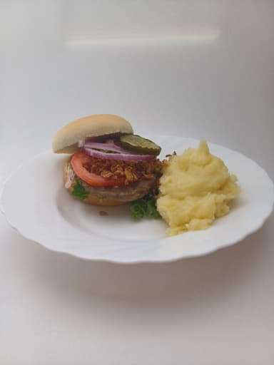 Hamburgare med potatismos och måltidstillbehör