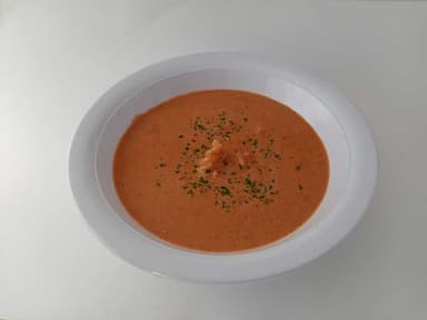 Tomatsoppa med pasta, bröd och måltidstillbehör