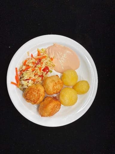 Fiskibollur með kartöflum, salati og kokteilsósu. Grjónagrautur.