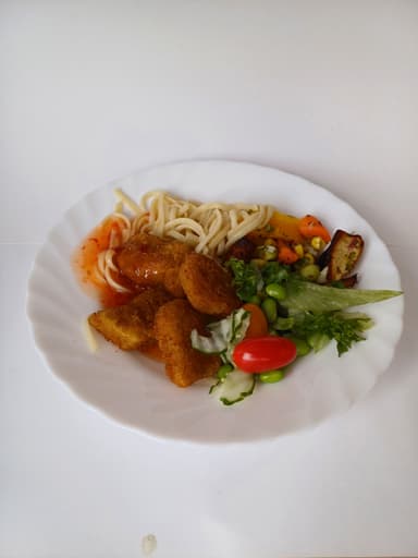 Nuggets med wokade nudlar, sweetchilidressing och måltidstillbehör