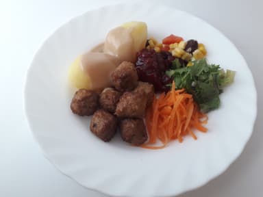 Vegobullar med kokt potatis och gräddsås samt måltidstillbehör