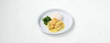 Korvgryta med paprika och curry, jasminris, brytbönor. Blåbär- och hallonmousse