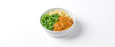 Pastasås med kyckling, soltorkade tomater och spenat, pasta, brytbönor. Fruktsallad, vispad grädde