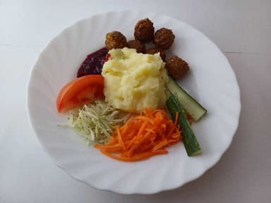 Vegobullar med gräddsås, potatismos och måltidstillbehör
