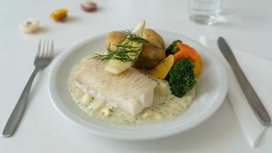 10. Ugnsbakad kolja med ägg- och persiljesås, citronklyfta*, kokt potatis och ångkokta grönsaker