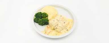 Fiskgratäng med morötter, purjolök och gräslök, potatismos, morötter. Vaniljpannacotta med hallontopping