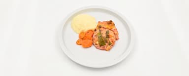Ostgratinerad falukorv med tomat och purjolök, potatismos, morötter med persilja, Jordgubbsmousse
