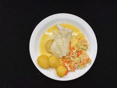 Soðin ýsa með kartöflum, smjöri og salati. Brauðsúpa og léttþeyttur rjómi.