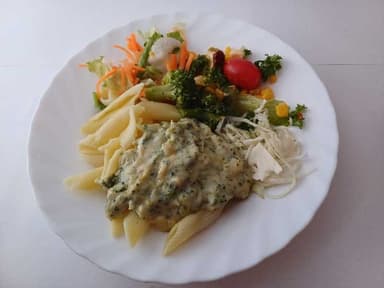 Pasta med ost & broccolisås och måltidstillbehör