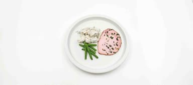 Örtbakad kassler, potatissallad, glacerade haricots verts. Aprikossmoothie