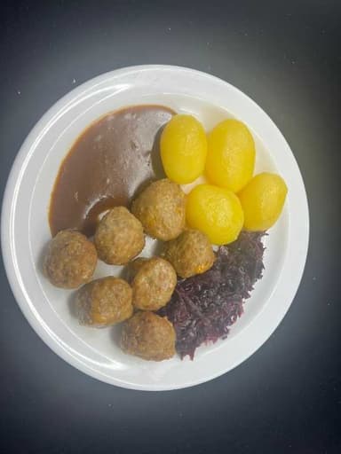 Kjötbollur með kartöflum, brúnni sósu og rauðkáli. Sætsúpa með tvíbökum.