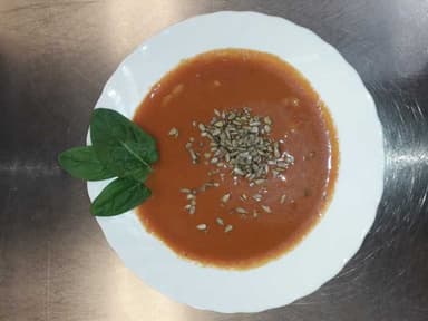 Tomatsoppa med pasta, bröd och måltidstillbehör