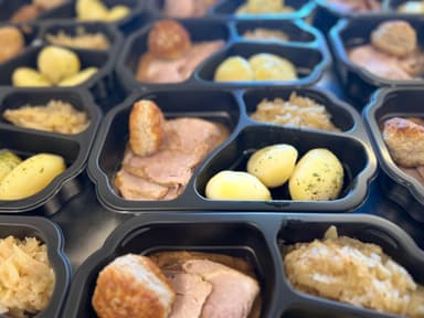 Røkt Svinebog Kjøttkake Surkål Brunsaus Potet