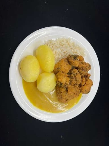 Blómkálsvængir með hrísgrjónum, kartöflum og karrýsósu. Skyr.