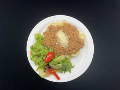 Hakk og spagettí með fersku salati og parmesanosti. Lauksúpa.