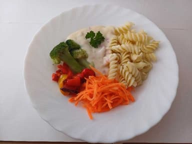 Pasta med ost & skinksås serveras med måltidstillbehör