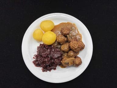 Hakkbollur með kartöflum, sveppasósu og rauðkáli. Blómkálssúpa. 