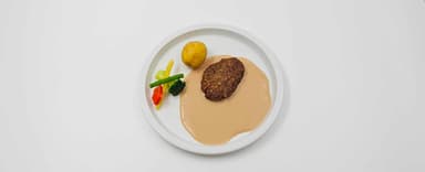 Dijonfärsbiff, dragon- och pepparsås, ugnsrostad potatis, vaxbönblandning. Fruktsallad, vispad grädde