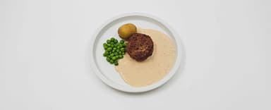 Pannbiff, grönpepparsås, potatis, ärter, Bärkräm
