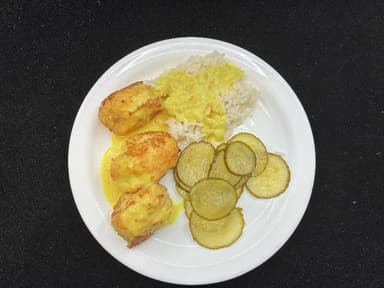 Steiktar fiskibollur með hrísgrjónum, karrýsósu og agúrkusalati