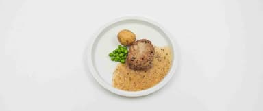 Pannbiff, skysås med lök, potatis, ärter. Fruktsallad, vispad grädde