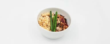 Pastasås med kyckling, soltorkade tomater och spenat, pasta, haricots verts. Bärkräm, vispgrädde