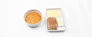 Krämig soppa med rotfrukter, tomater och linser, bröd, ost. Kvarg med jordgubbskompott