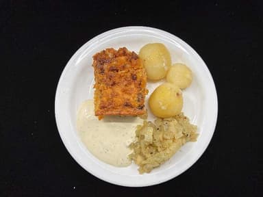 Graskersbaka með kartöflum, hrásalati og kaldri kryddjurtasósu. Rabarbaragrautur og rjómabland. 