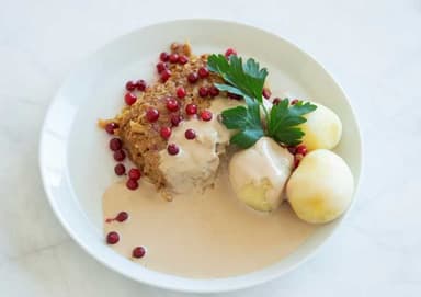 2. Kålpudding med gräddsås, potatis och lingon