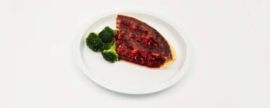 Rödbetspaj med ost och timjan, broccoli, kall örtsås. Hallonkräm
