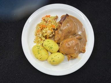 Kjúklingalæri með bökuðum kartöflum, salati og brúnni sósu. Ostakaka. 