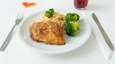 4. Kycklingbröst Alfredo med ostsås, pasta och broccoli 
