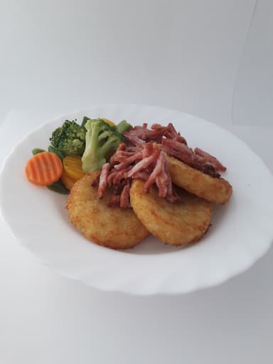 Potatisbullar med bräckt skinka och måltidstillbehör