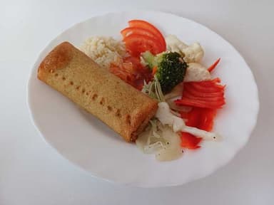 Vårrullar med kokt ris, sweetchilidressing och måltidstillbehör