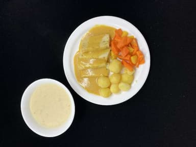 Fiskbúðingur með kartöflum, blönduðum gulrótum og karrýsósu. Sellerírótarsúpa.