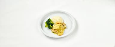 Korvgryta med paprika och curry, potatismos, broccoli. Blåbär- och hallonmousse