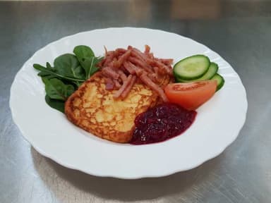 Ugnspannkaka med bräckt skinka och måltidstillbehör