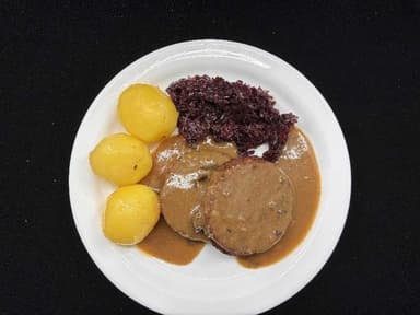 Smjörbaunaréttur með sveppasósu og rauðkáli. Blómkálssúpa. 