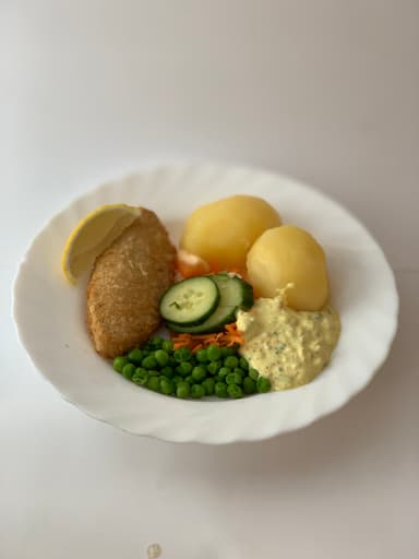 Sprödbakad quorn med remouladsås och kokt potatis samt måltidstillbehör