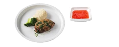 Kycklingfärsbiff med örtolja, potatis- och palsternacksmos, kall örtsås, broccoli, Bärkräm