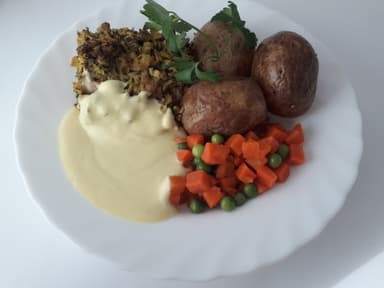 Panerad fisk med potatis, solgul sås, citron och måltidstillbehör