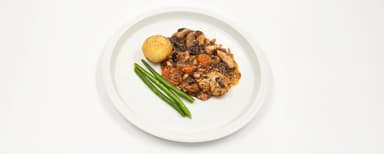 Kycklinggryta med bacon, morot och champinjoner, potatis, haricots verts. Nyponsoppa, vispad grädde