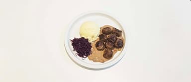 Kycklingfärsbiffar, gräddsås, potatismos, rödkål. Äppelkompott med kanel och kardemumma, vispgrädde