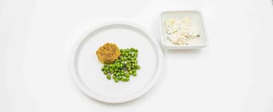 Broccoli- och linsbiff, potatissallad, ärter med rödlök. Hallon- och citronkaka