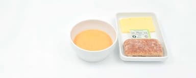 Morotssoppa, kvargklick, bröd, margarin, ost. Chokladpudding, vispgrädde