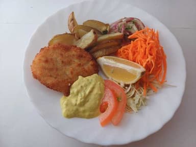 Fiskbiff med ugnsrostad kulpotatis, curryremoulad och måltidstillbehör