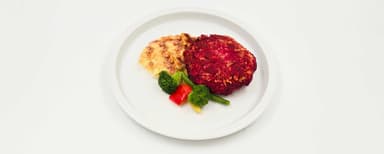 Rödbetsbiff, potatisgratäng, vaxbönsblandning. Morotskaka