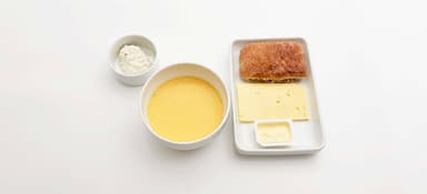 Morotssoppa med smak av kummin, örtcreme, bröd, margarin. Mangosmoothie
