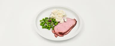 Pastrami (fläsk), potatissallad, rödlöksslungade ärter, jordgubbssmoorthie