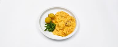 Fiskgryta Bohus med rotfrukter och fänkål, potatis, ärter. Fruktsallad, vispad grädde
